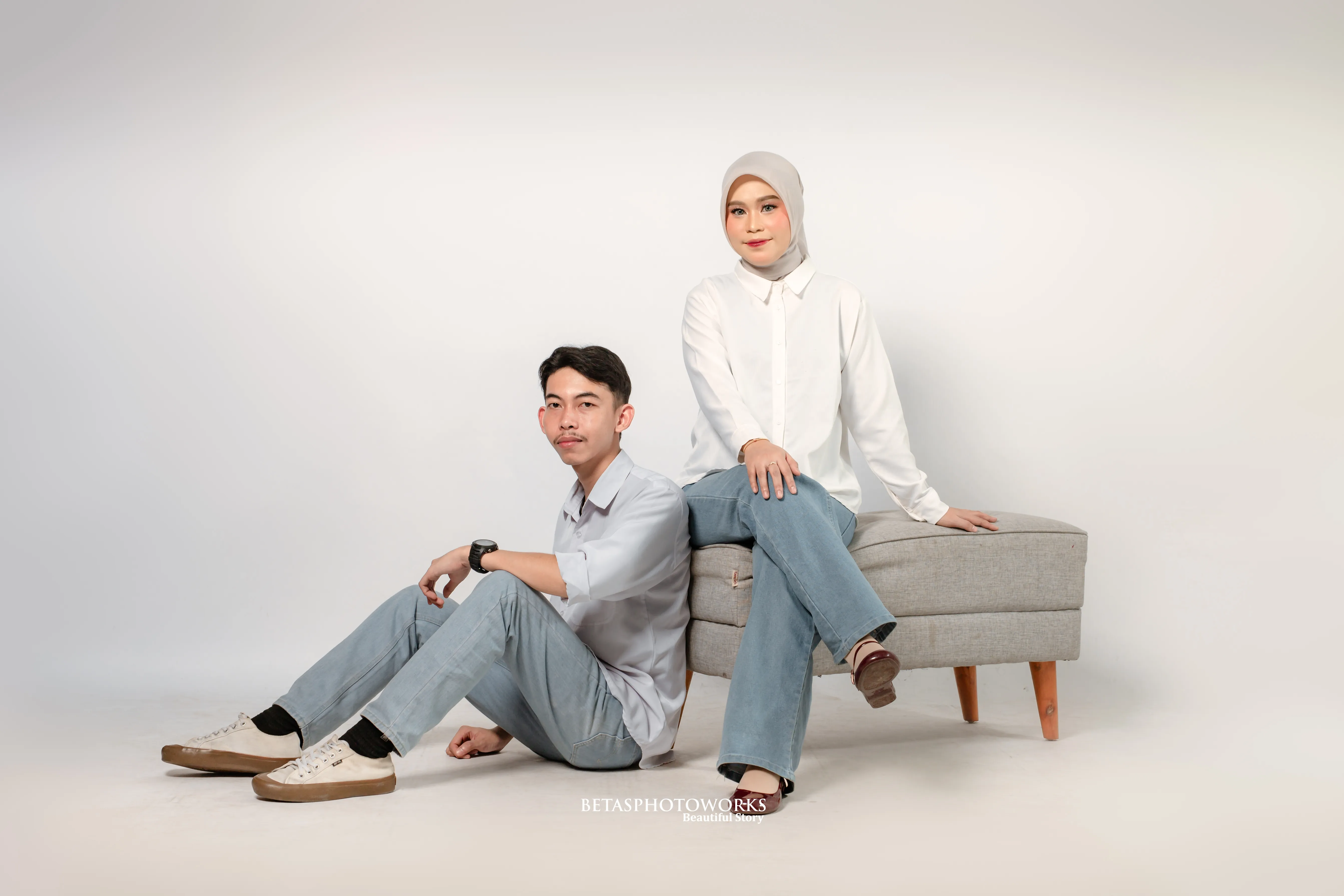 Tiara dan Roni berdua di ruangan sederhana